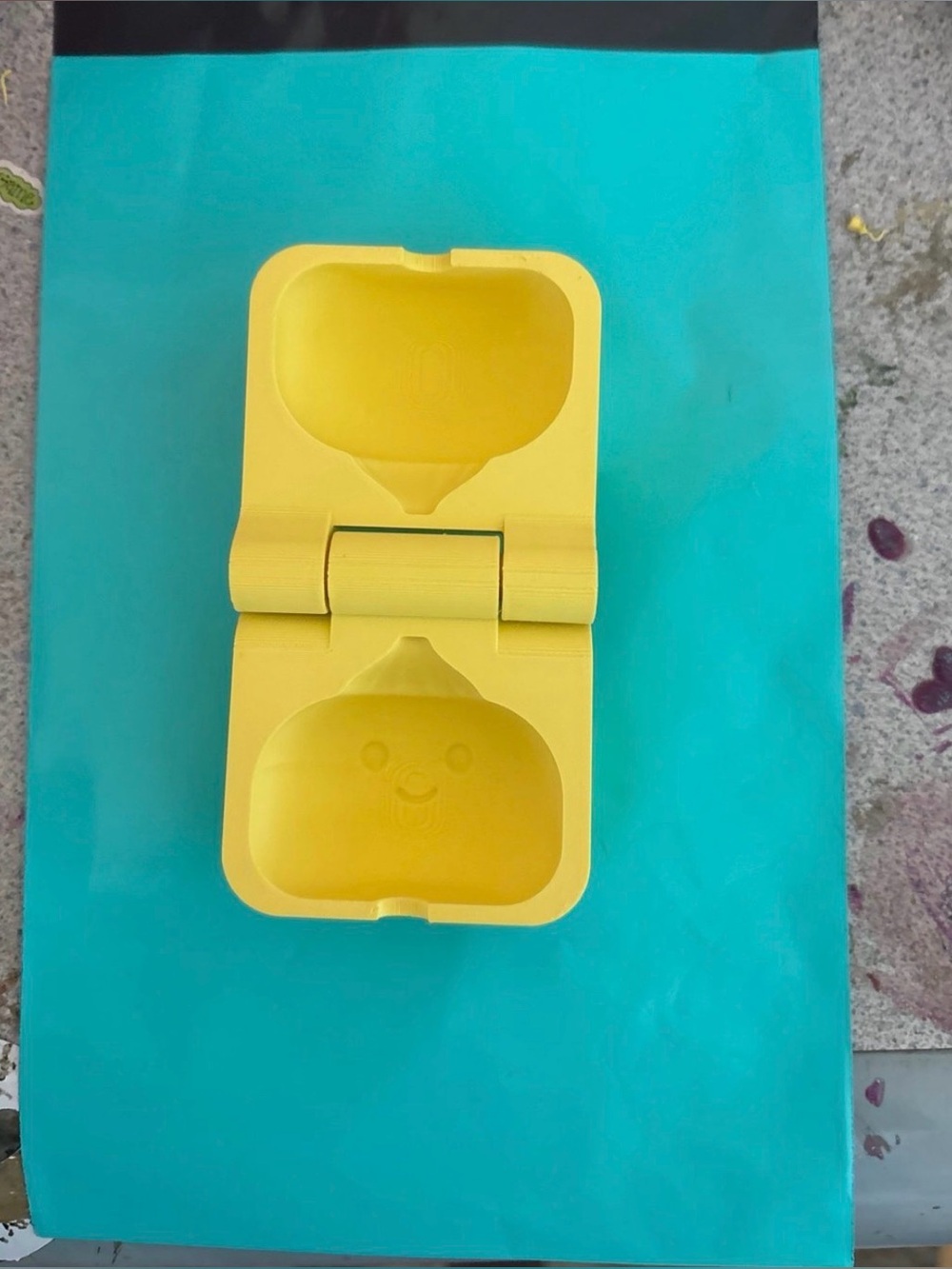 Dumping cake pop mold